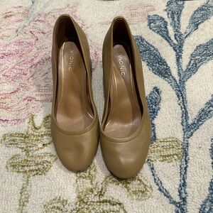 Vionic Taupe Leather Round-Toe Heels size 7
